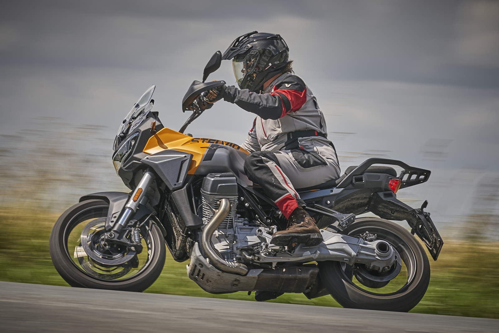 Honda Africa Twin CRF 1100 vs Moto Guzzi Stelvio